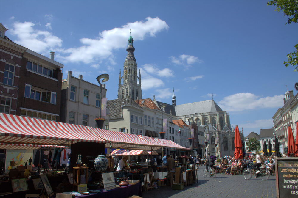Markt op de Grote Markt van Breda met de Grote Kerk