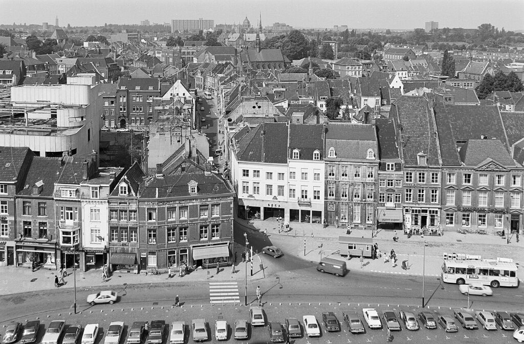 Markt op Maaslandse markt in Oss